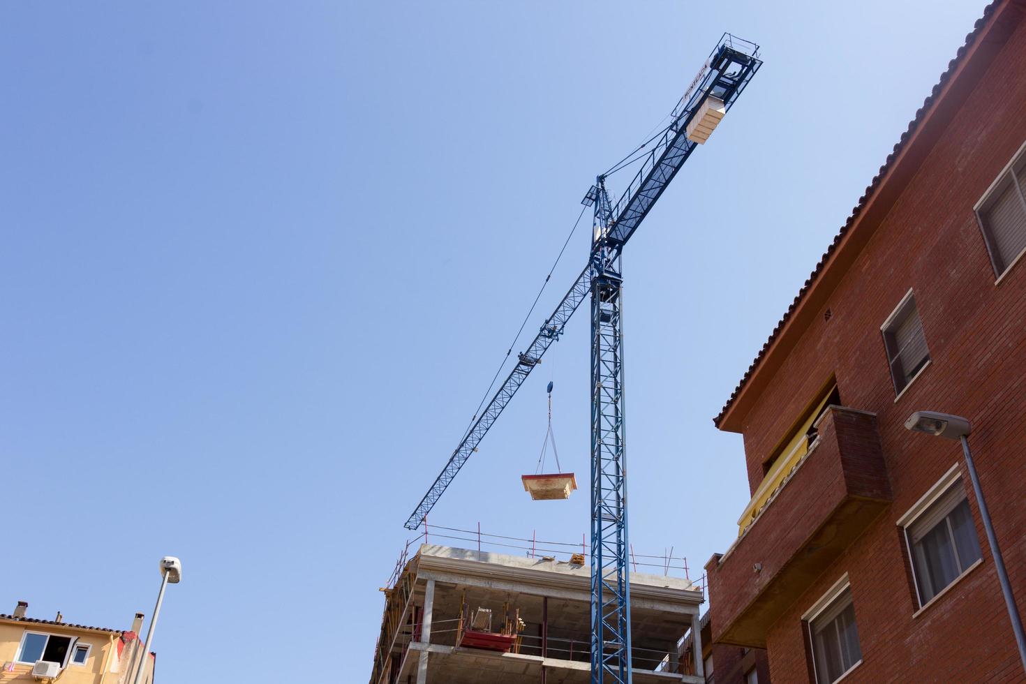 grue travaillant sur un chantier de construction photo