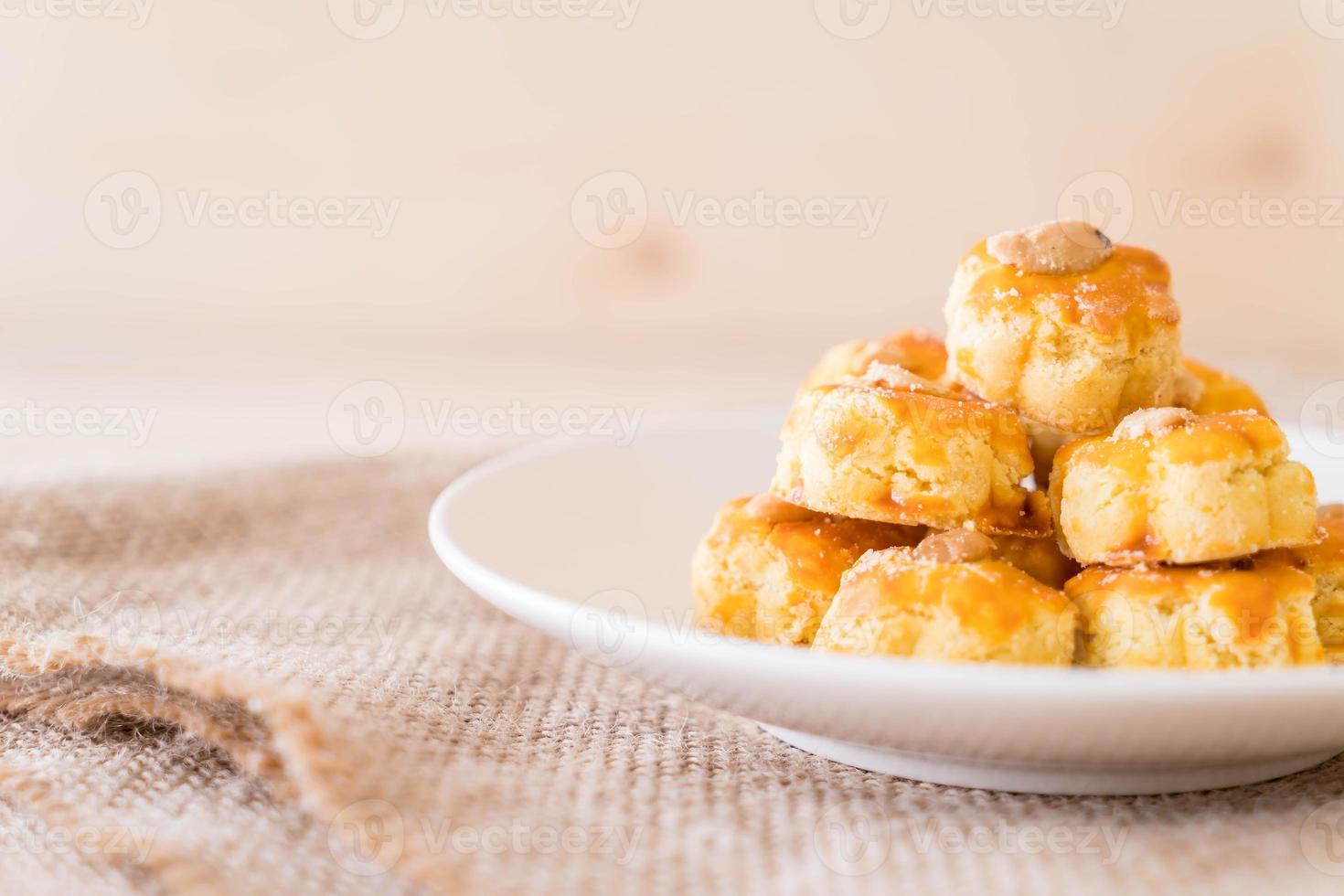 Biscuits durian sur plaque blanche - dessert photo