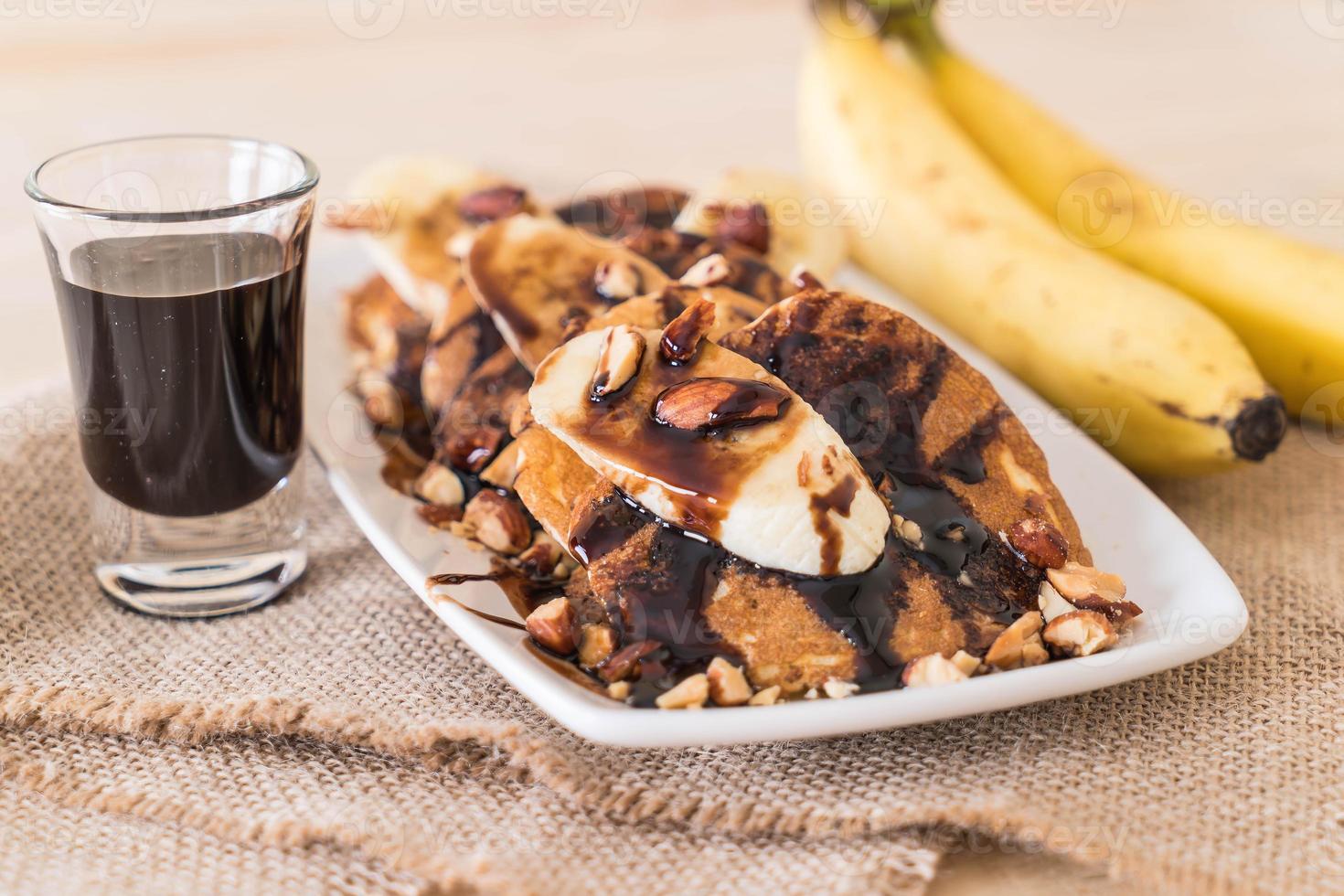 Pancake banane aux amandes et sirop de chocolat photo