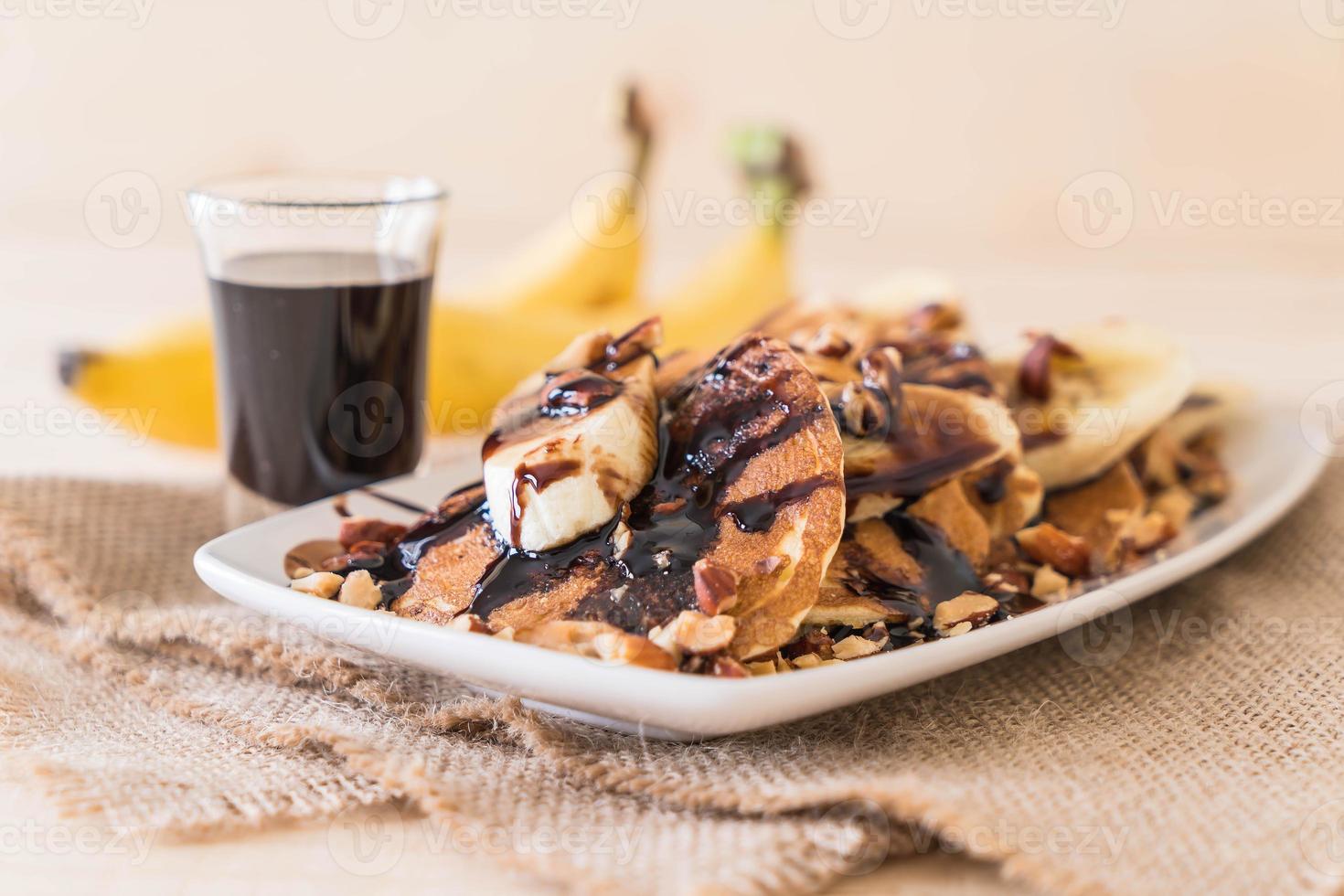 Pancake banane aux amandes et sirop de chocolat photo