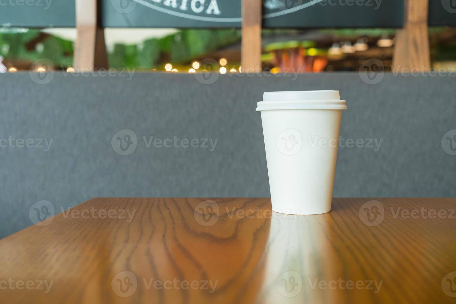 tasse de café chaud dans un café photo