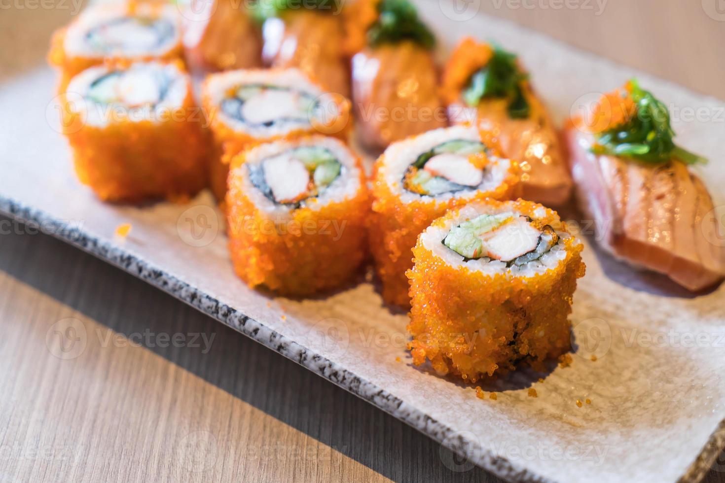 sushi au saumon et maki au saumon - cuisine japonaise photo