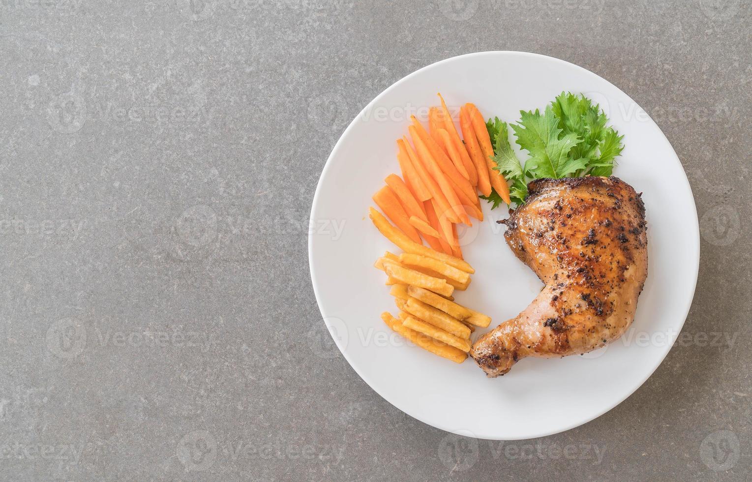 steak de poulet cuisse sur fond blanc photo