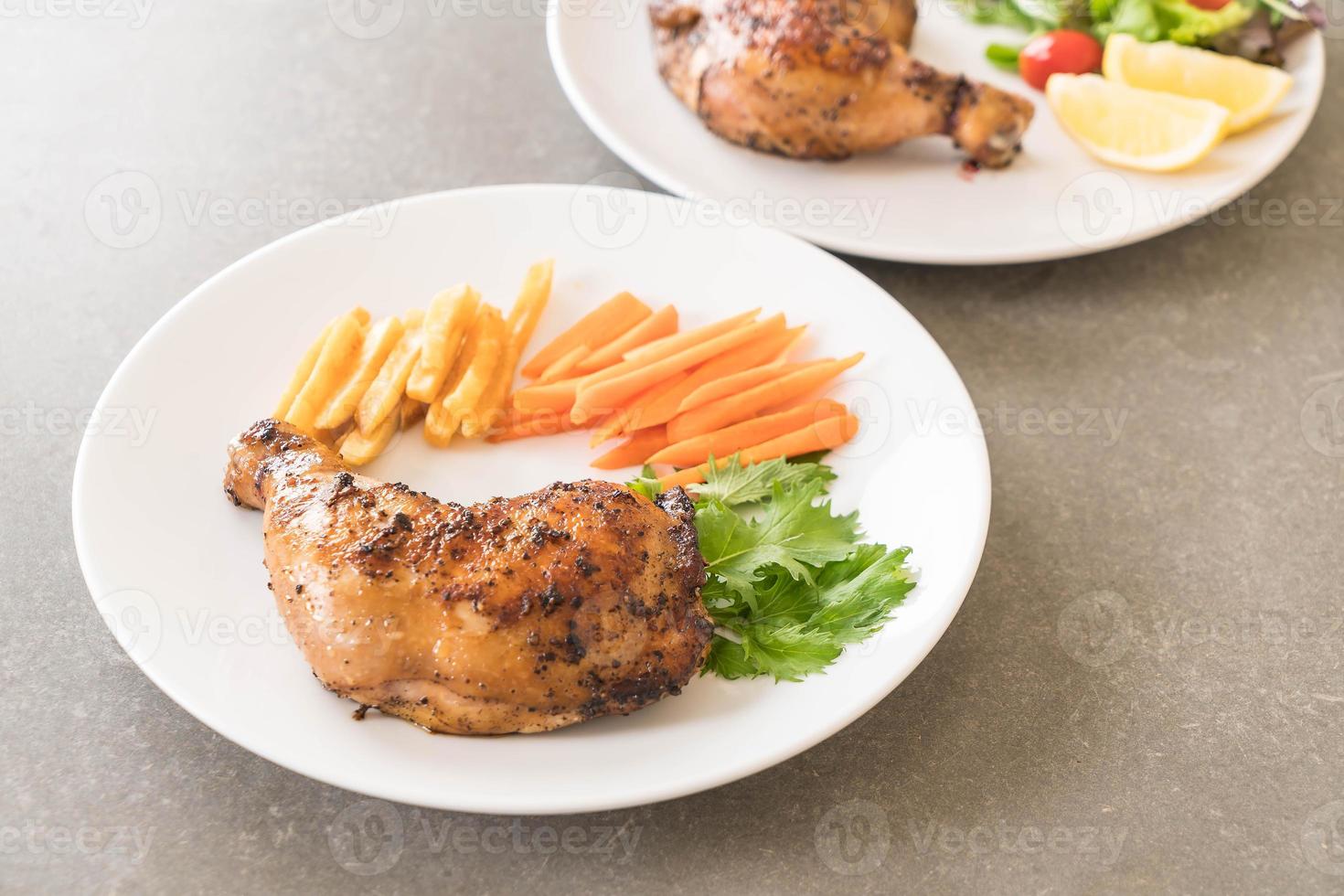 steak de poulet cuisse sur fond blanc photo