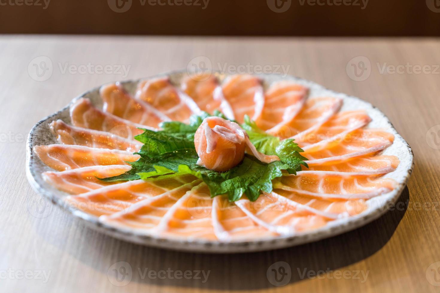 sashimi de saumon en tranches - cuisine japonaise photo