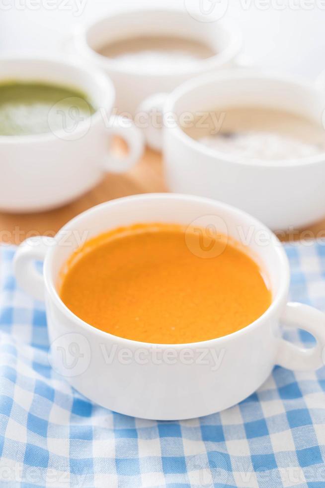 bol de soupe aux carottes photo