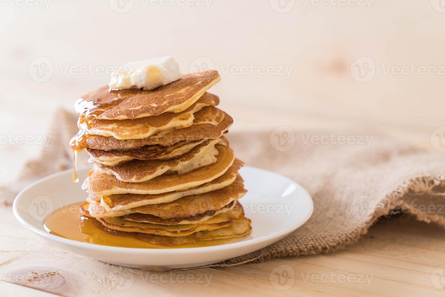 fromage sur pile de crêpes au miel photo