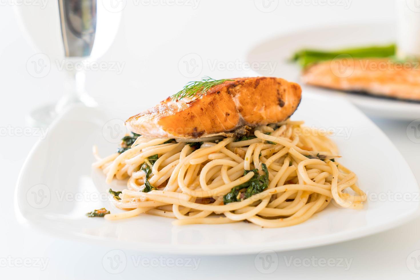 spaghetti épicé sauté au saumon grillé photo