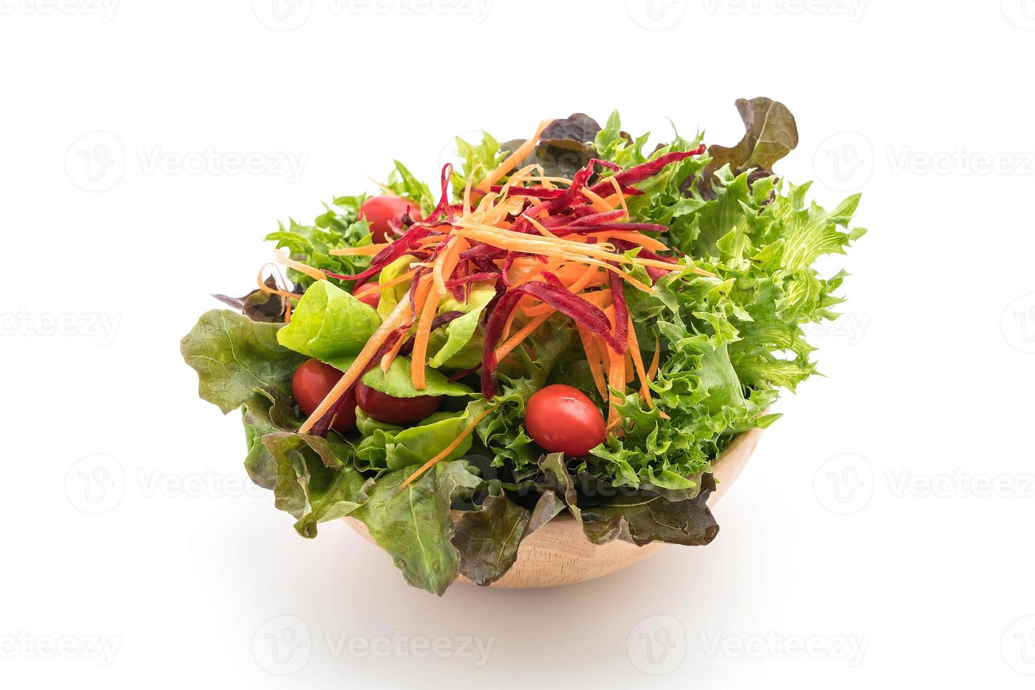 salade mixte dans un bol en bois sur fond blanc photo