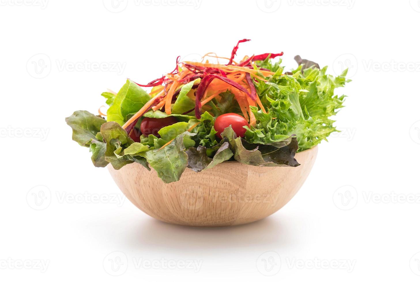 salade mixte dans un bol en bois sur fond blanc photo