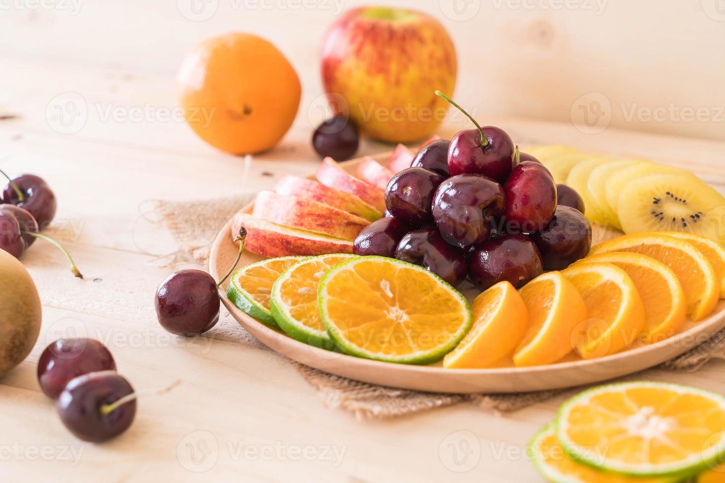 fruits tranchés mélangés dans un bol en bois photo