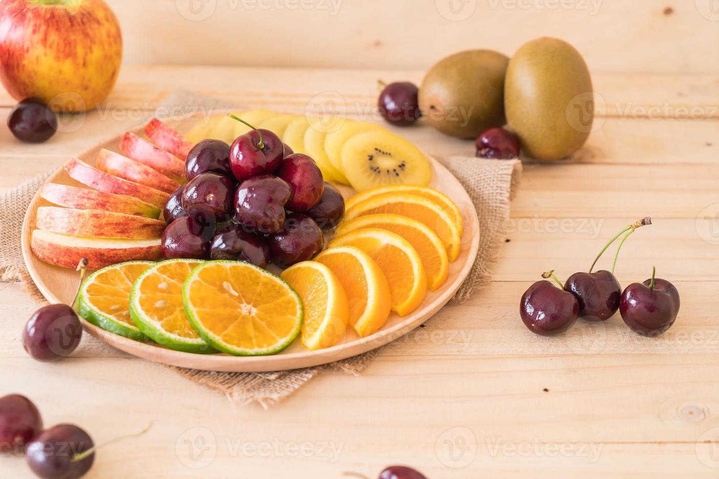 fruits tranchés mélangés dans un bol en bois photo