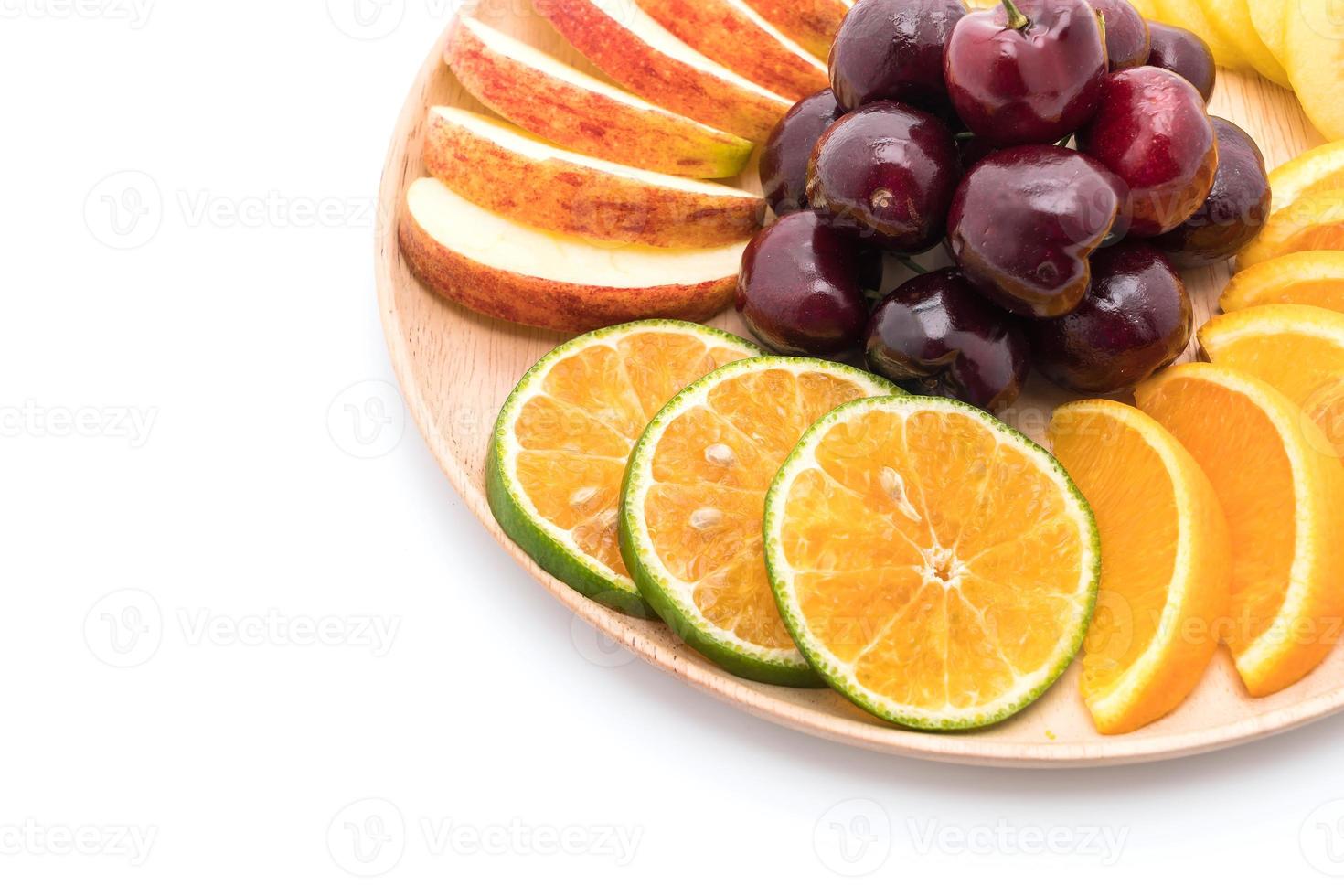 fruits tranchés mélangés dans un bol en bois photo