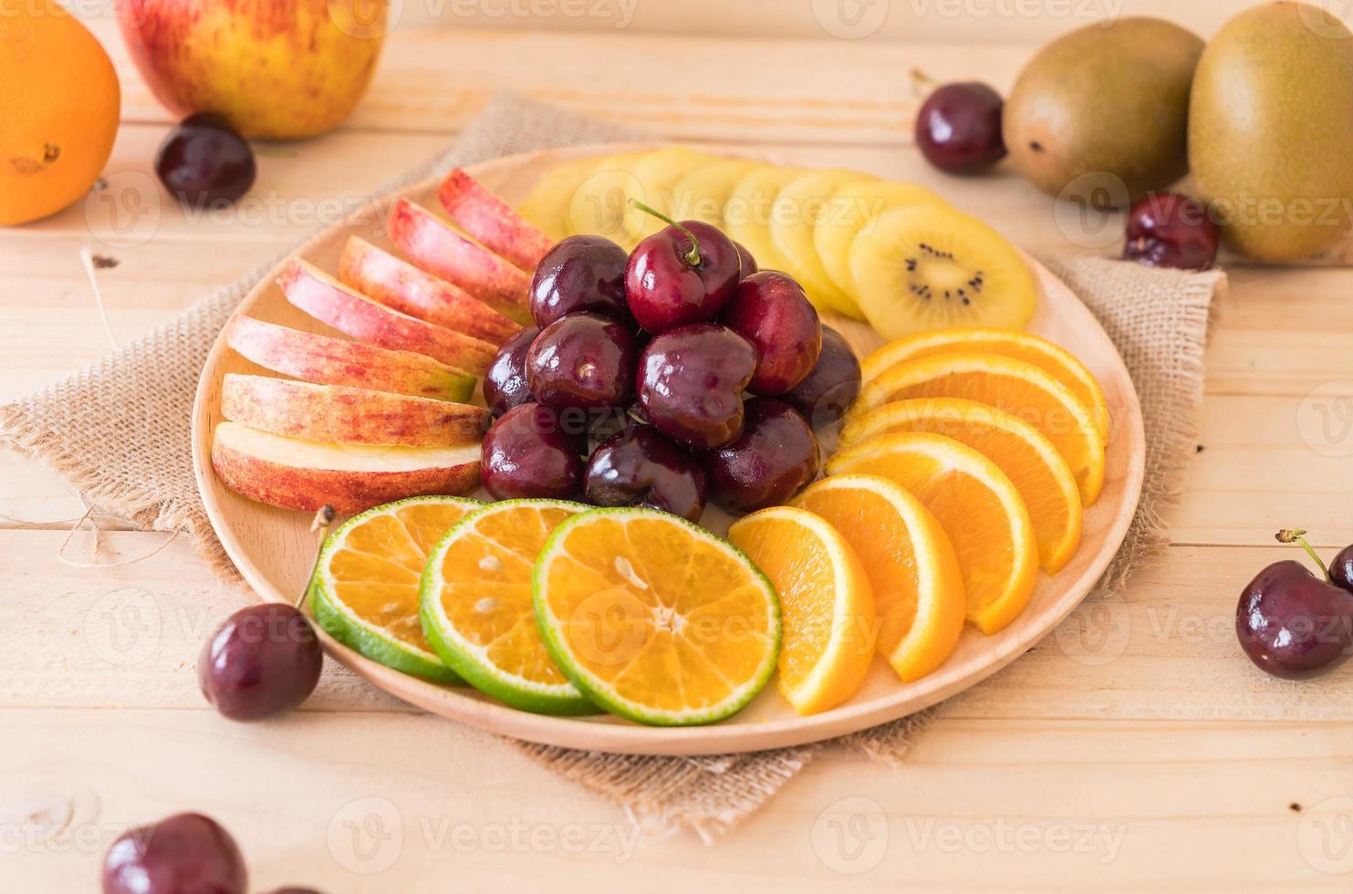 fruits tranchés mélangés dans un bol en bois photo