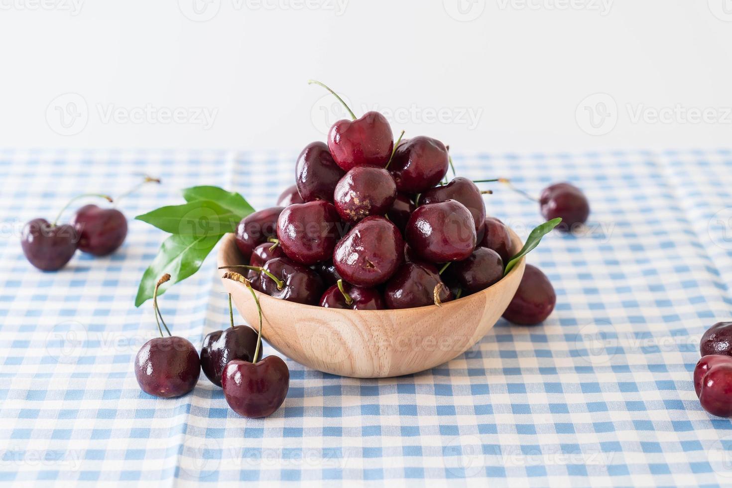 cerise fraîche dans un bol en bois sur la table photo