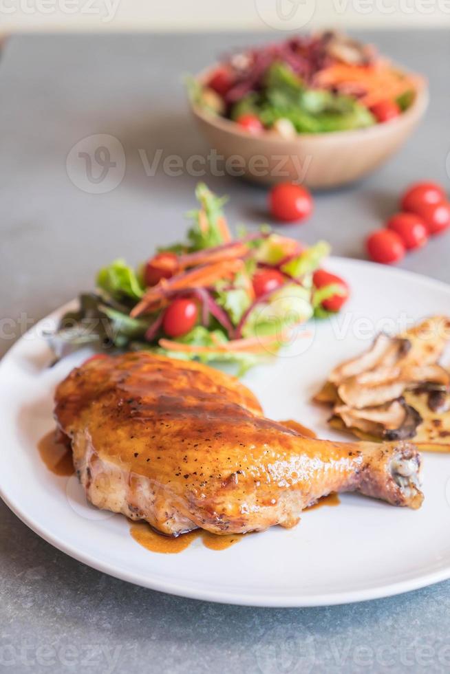 steak de poulet grillé avec sauce teriyaki sur table à manger photo