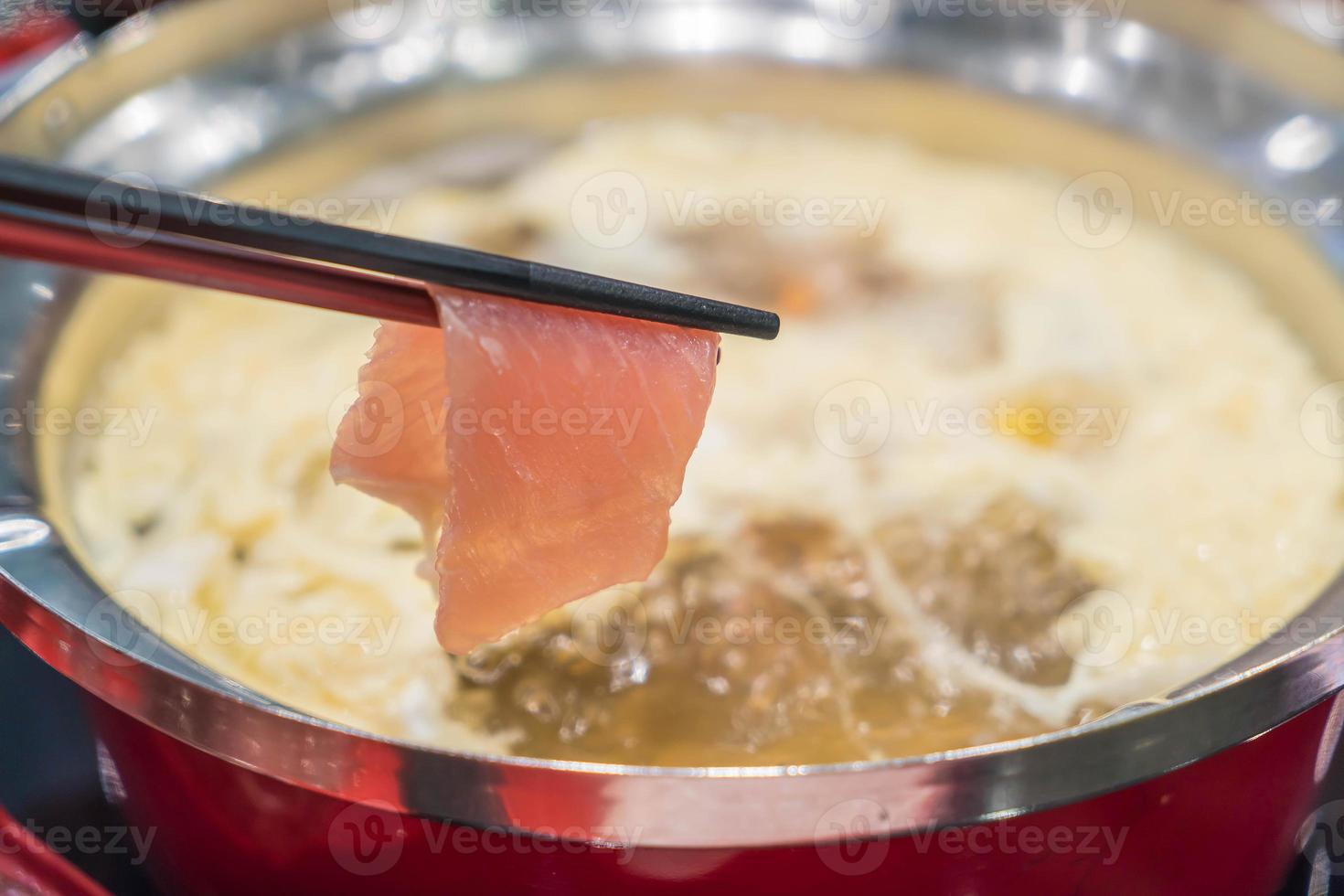 tranches de porc sur des baguettes photo