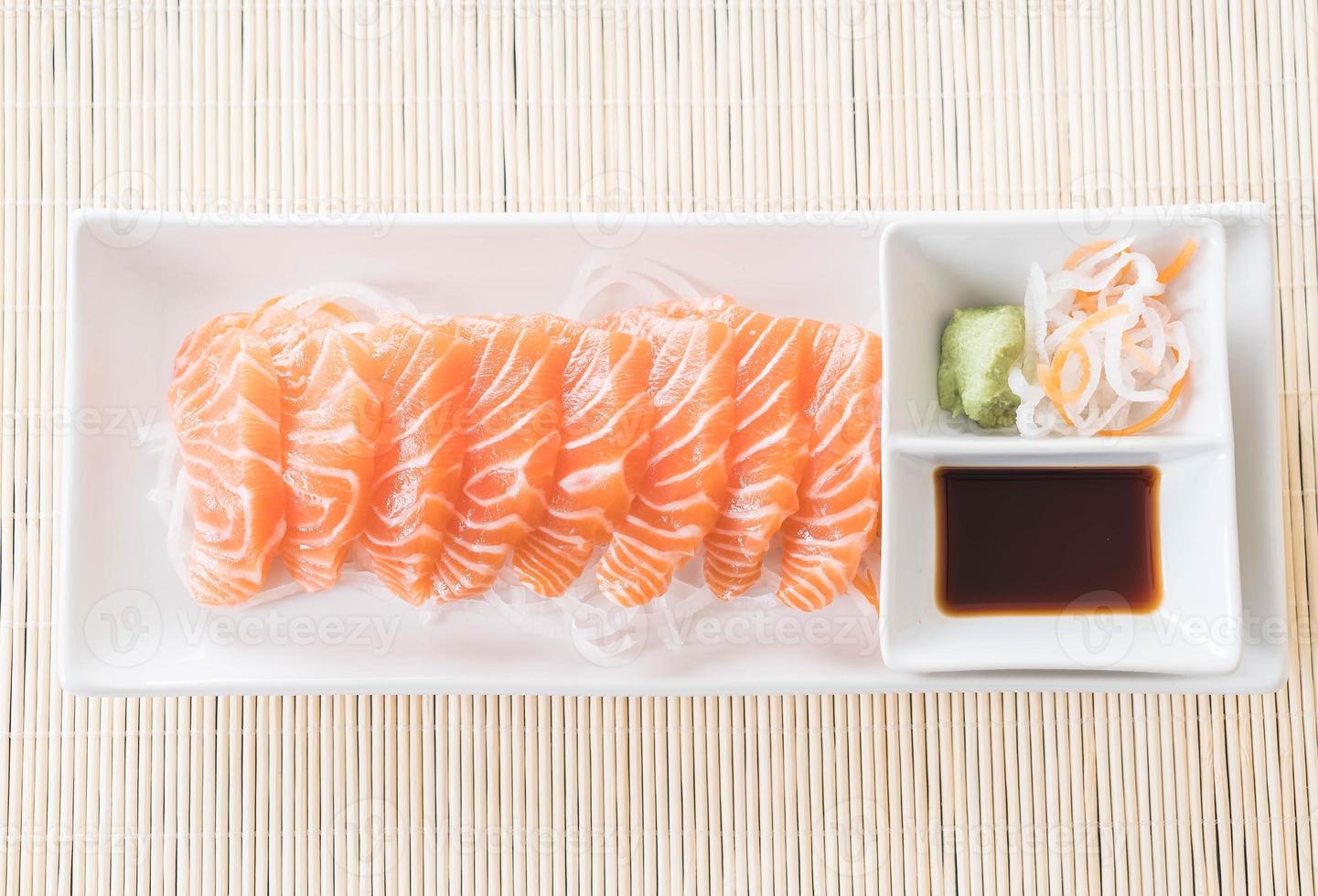 sashimi cru de saumon - cuisine japonaise photo