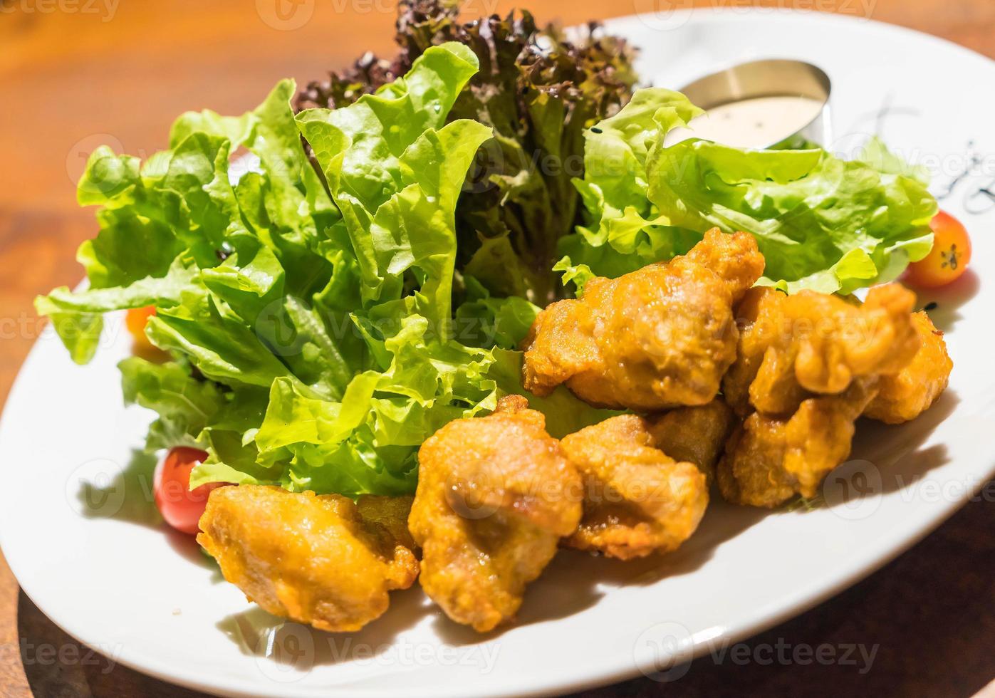 karaage de poulet frit avec salade photo