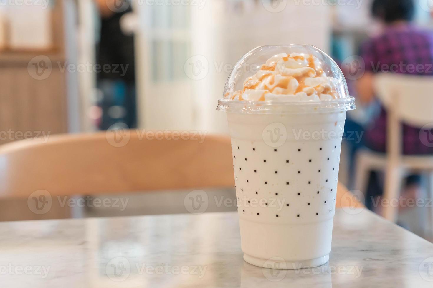 milkshake au caramel sur la table au café photo