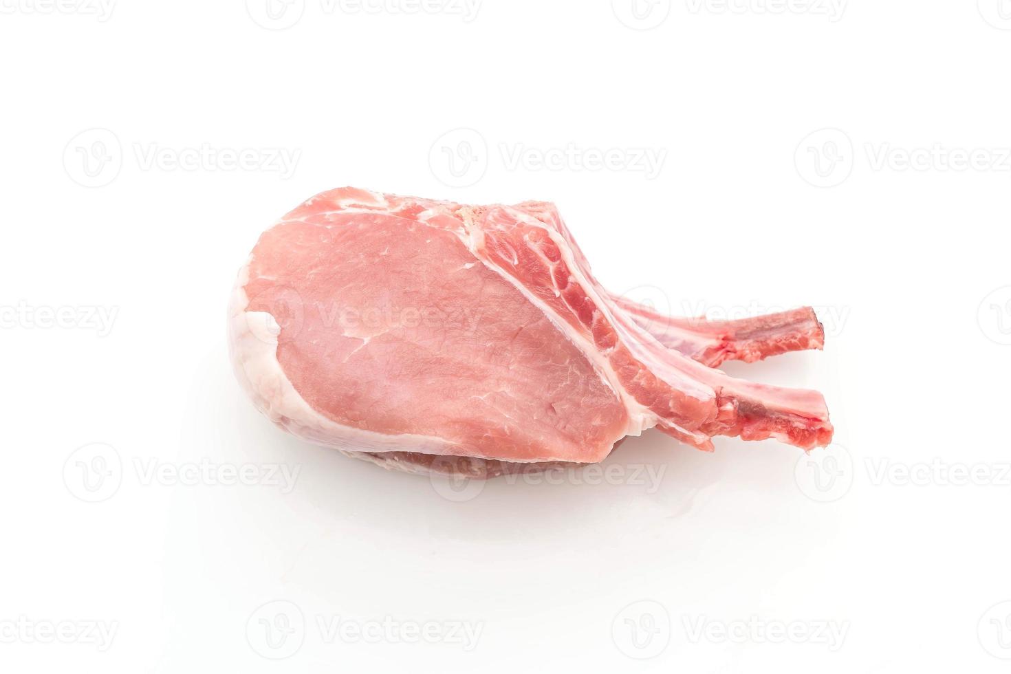 côtelette de porc frais sur fond blanc photo
