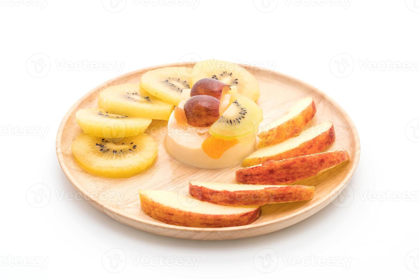 pudding fruits avec kiwi et pomme sur table photo