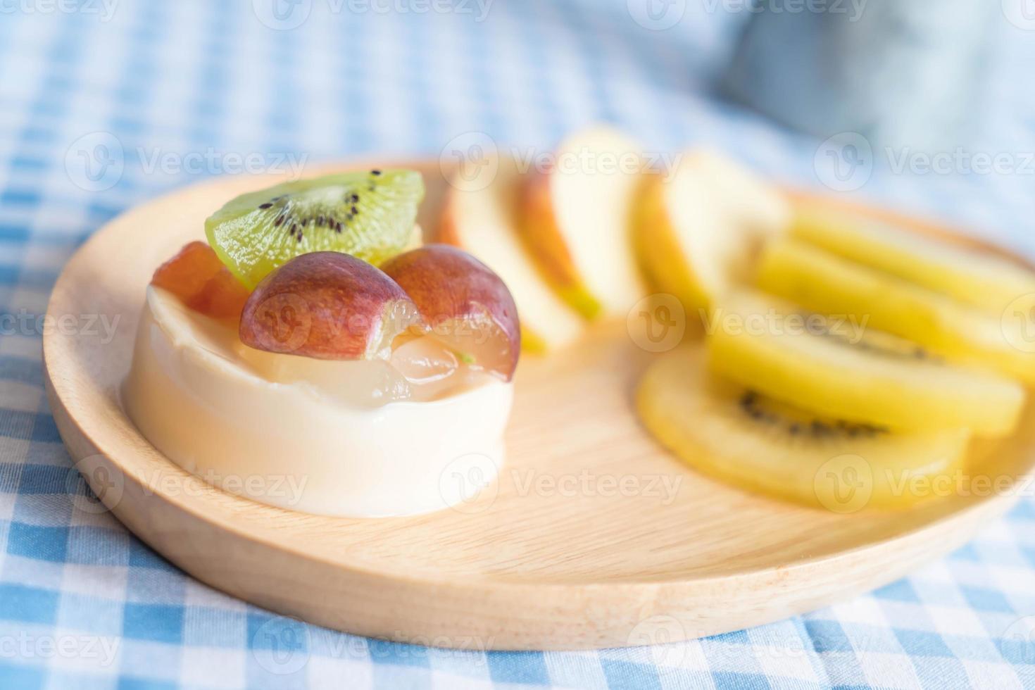 pudding fruits avec kiwi et pomme sur table photo