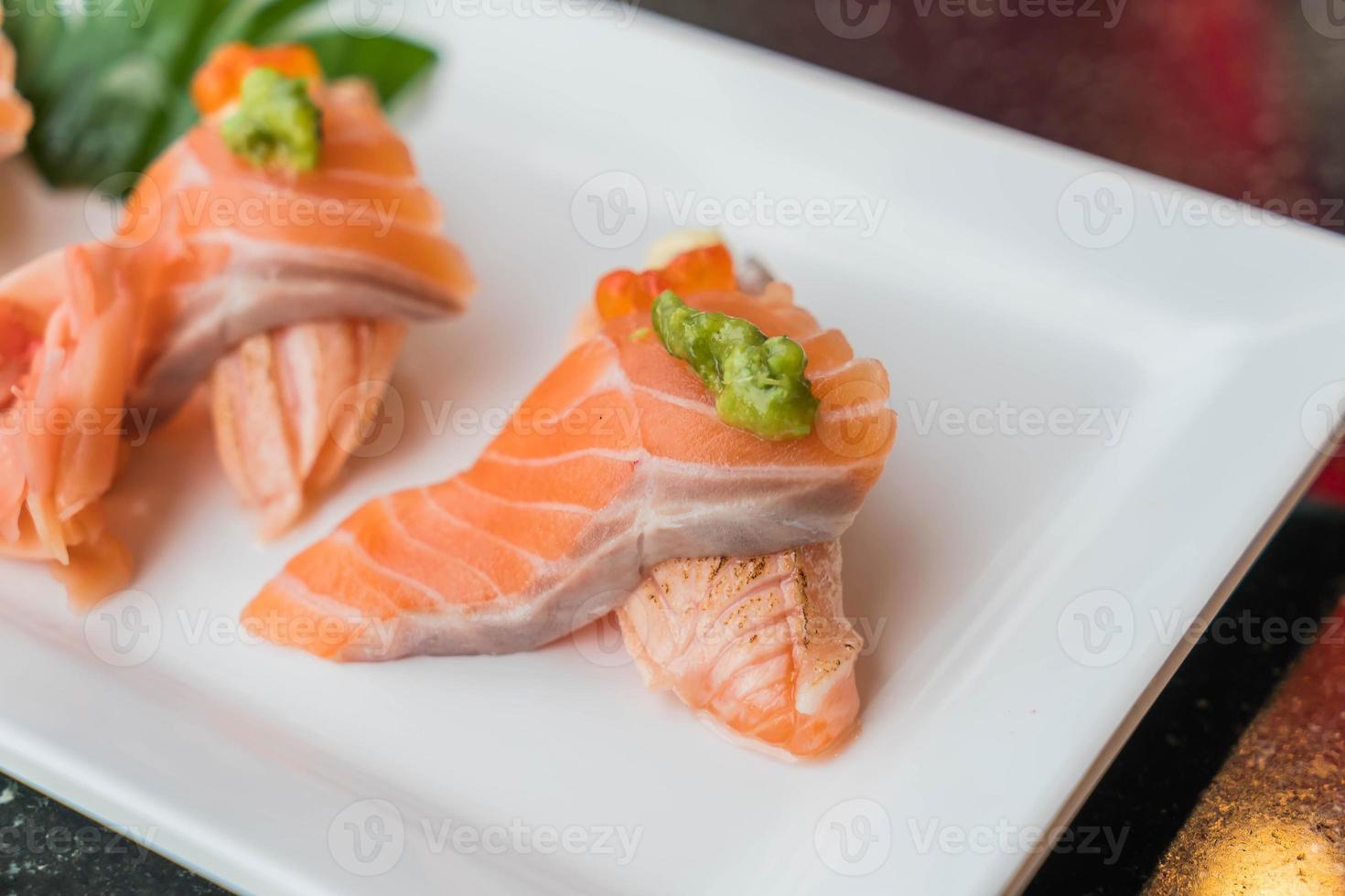 rouleaux de sushi au saumon - cuisine japonaise photo