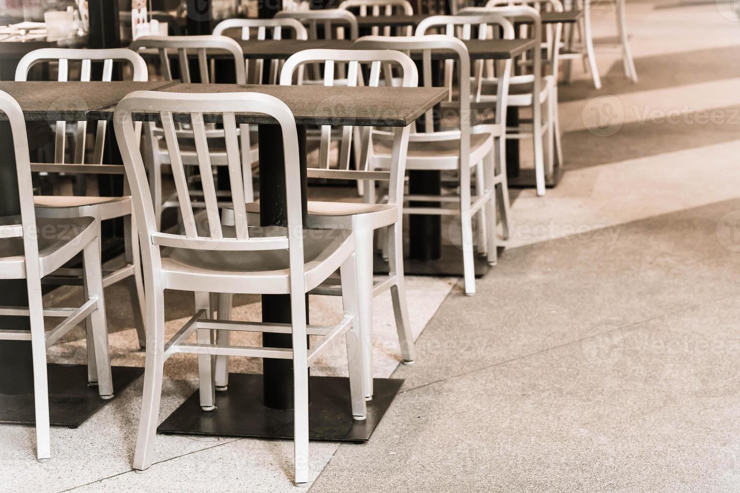 chaise en bois vide au restaurant photo