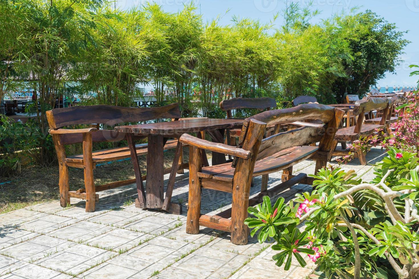 chaise en bois vide au restaurant photo