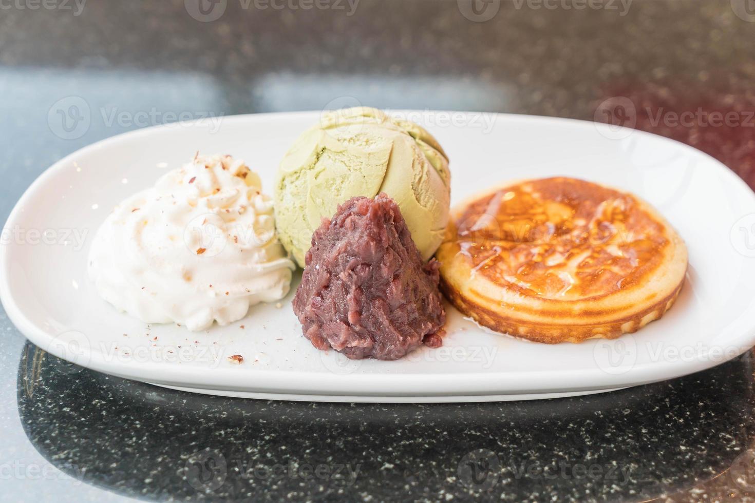 glace au thé vert avec crêpe, haricot rouge et crème fouettée - dessert photo