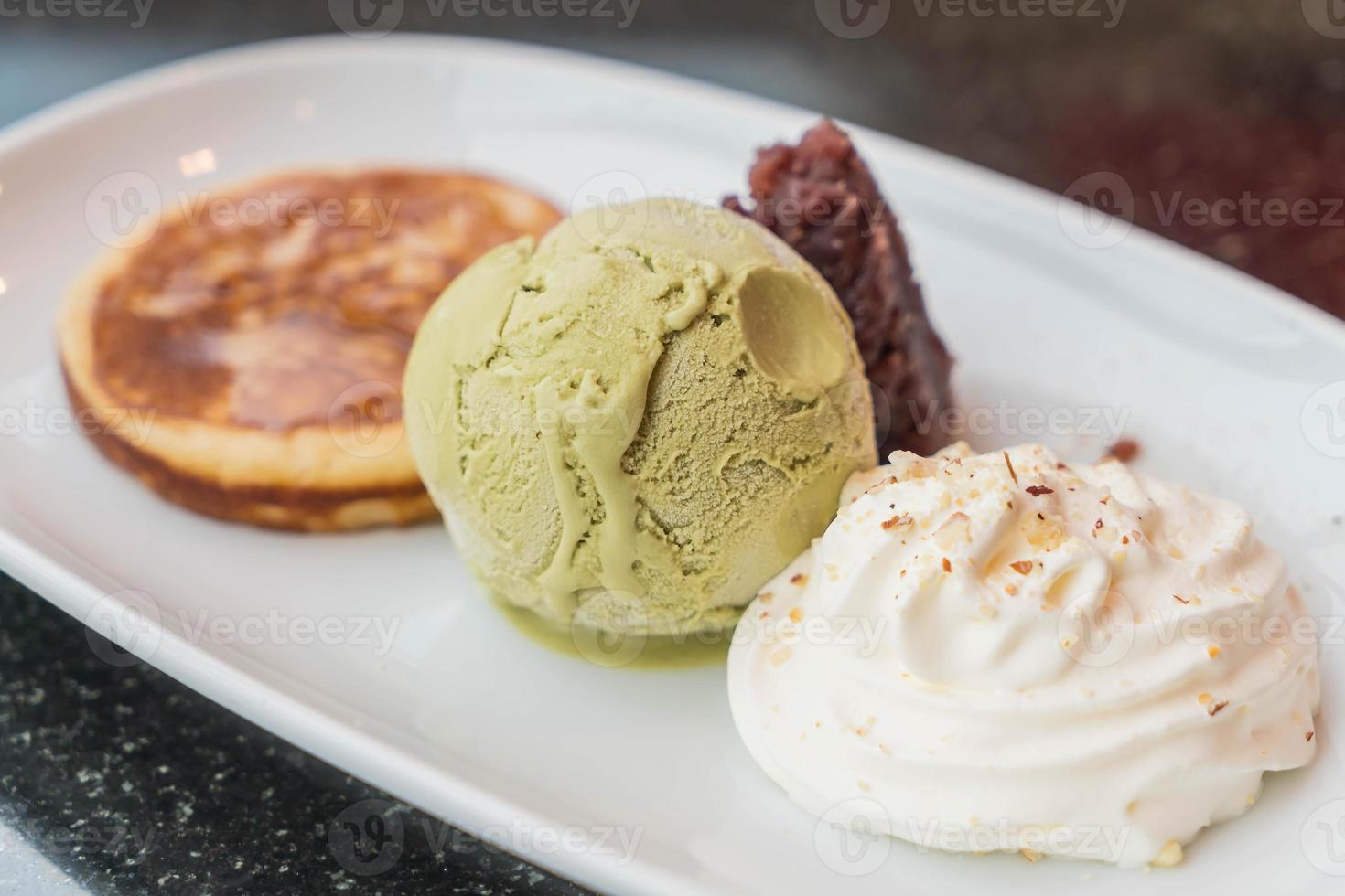 glace au thé vert avec crêpe, haricot rouge et crème fouettée - dessert photo