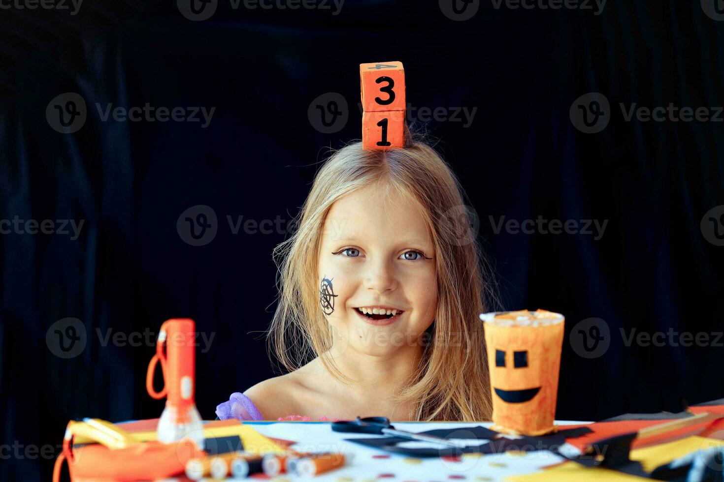 une peu fille détient sur sa tête une en bois calendrier avec le Date de octobre 31. photo