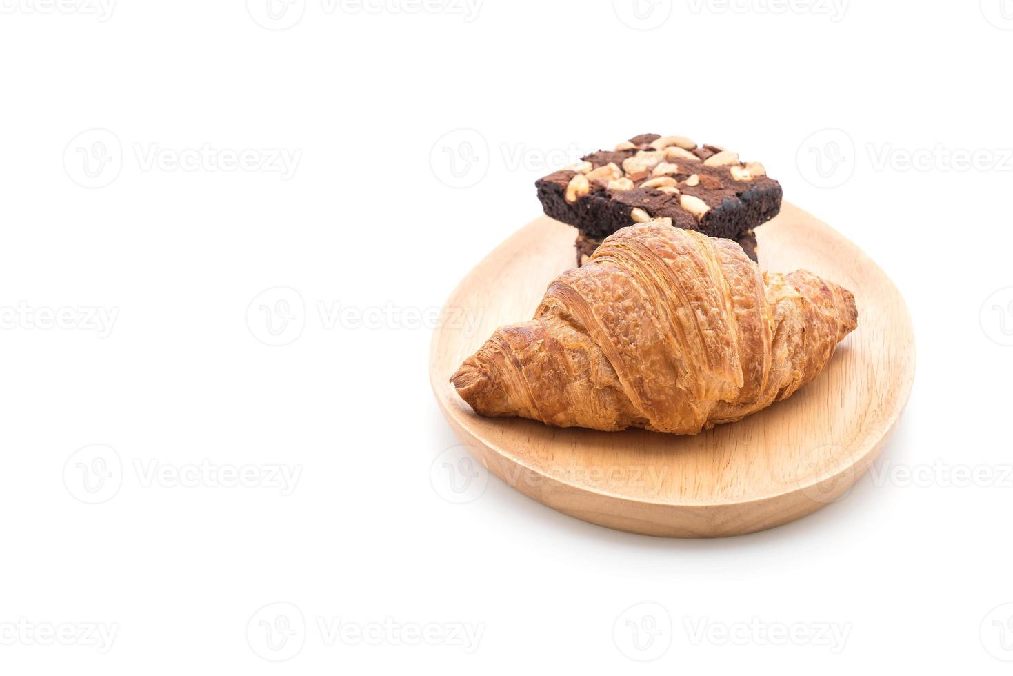 croissant et brownies sur table photo