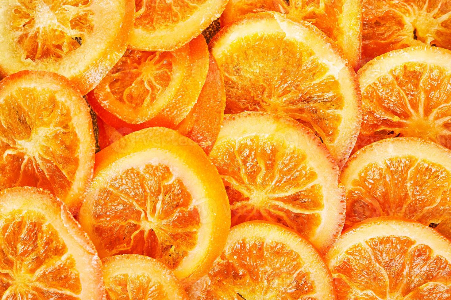 tranches d'oranges ou de mandarines séchées sur fond bleu photo