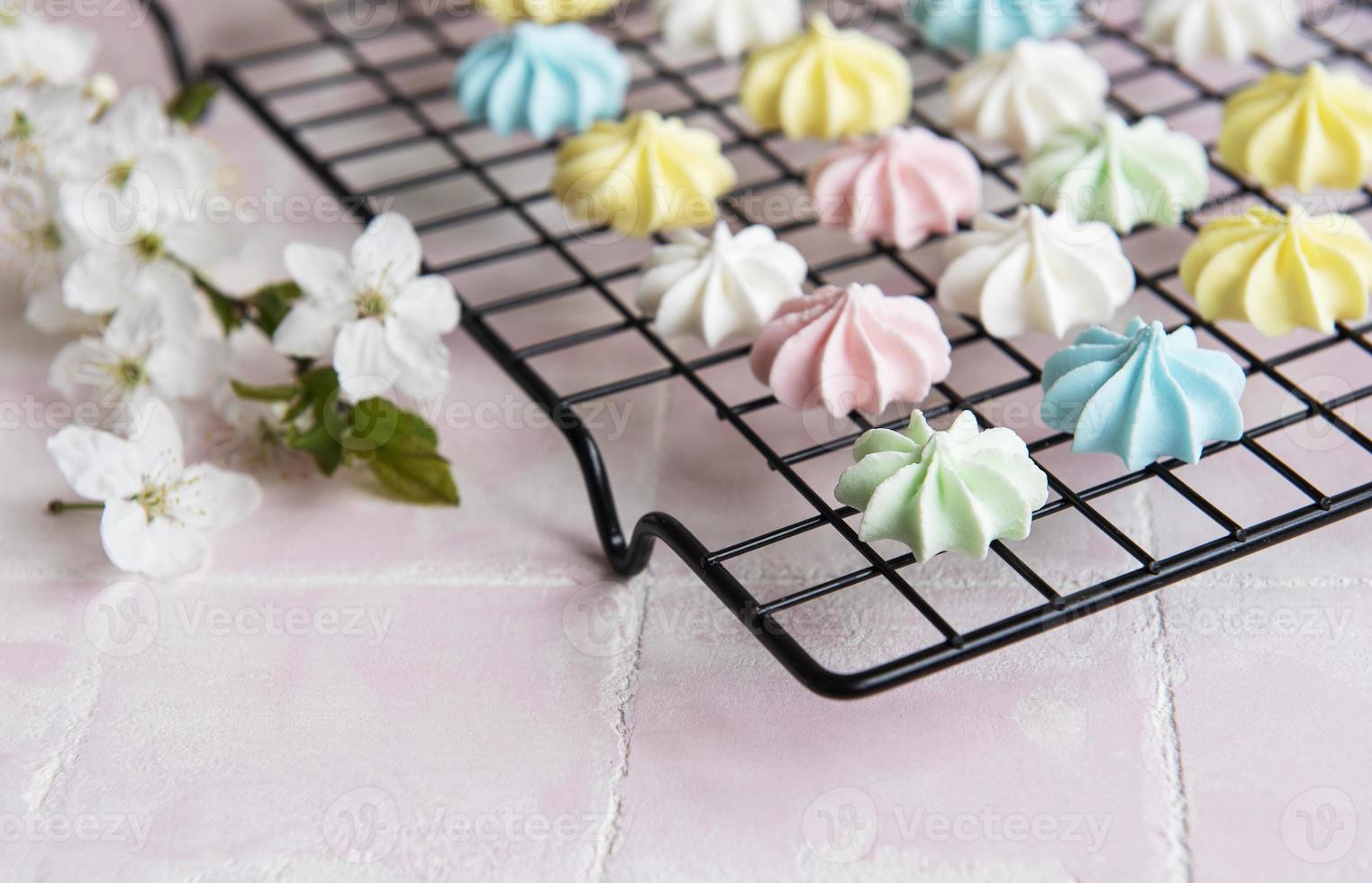 meringue multicolore sur une grille de cuisson photo