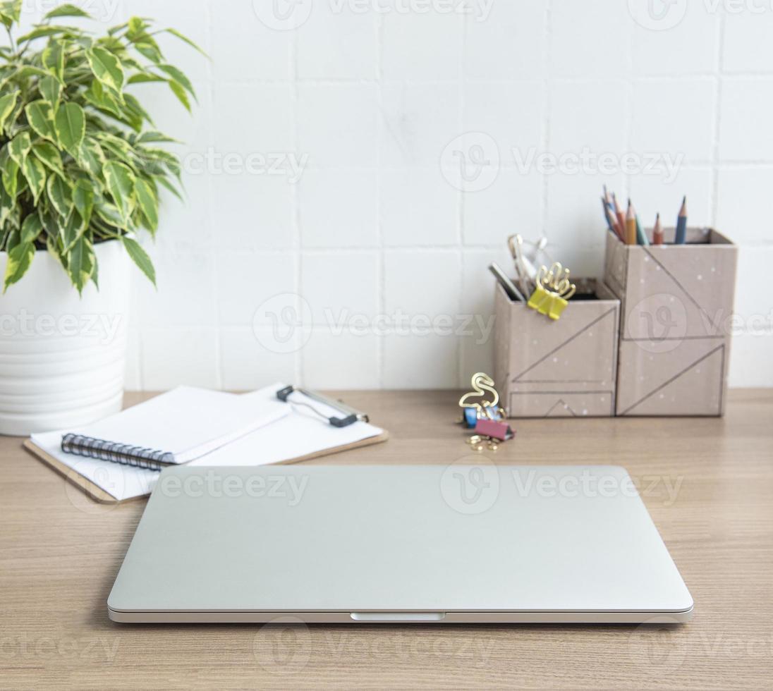 ordinateur portable avec des fournitures de bureau sur la table. photo