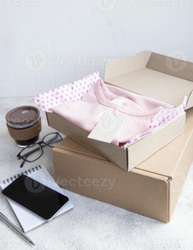 vêtements pour enfants dans une boîte en carton ouverte photo