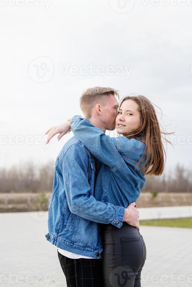 jeune couple d'amoureux s'embrassant à l'extérieur dans le parc photo