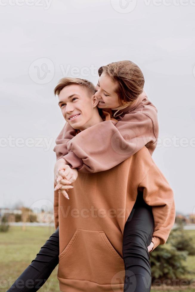 jeune couple d'amoureux s'embrassant à l'extérieur dans le parc photo