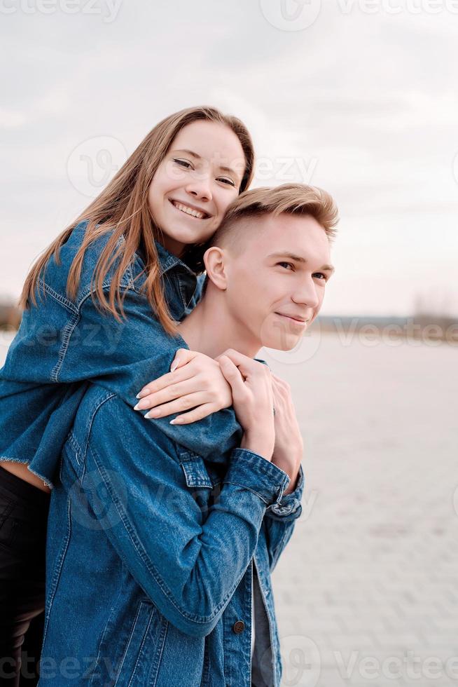 jeune couple d'amoureux s'embrassant à l'extérieur dans le parc photo