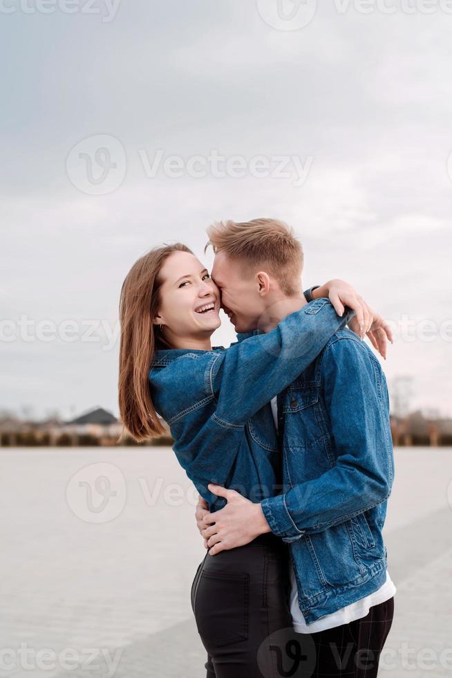 jeune couple d'amoureux s'embrassant à l'extérieur dans le parc photo