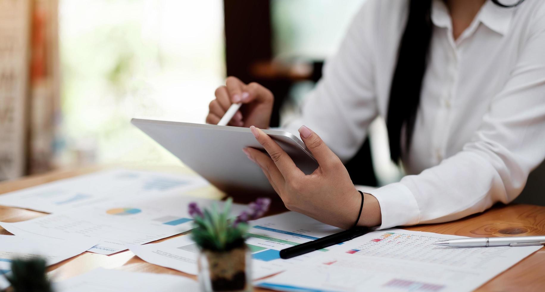 gros plan d'une femme ou d'un comptable tenant un stylo travaillant photo