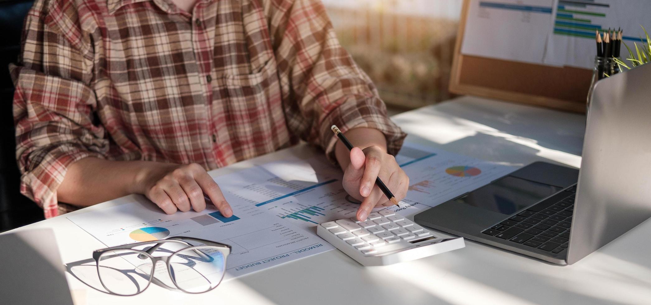 femme consultante en investissement analyse rapport financier annuel de la société photo