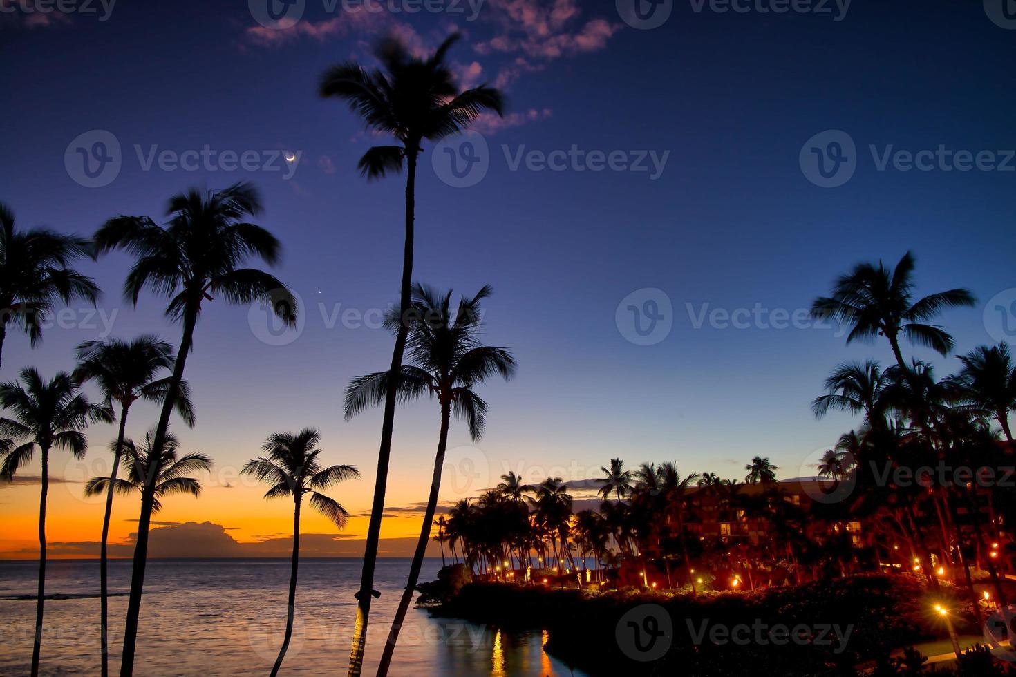 beau coucher de soleil sur la grande île, côte de kohala, waikoloa, hawaii photo