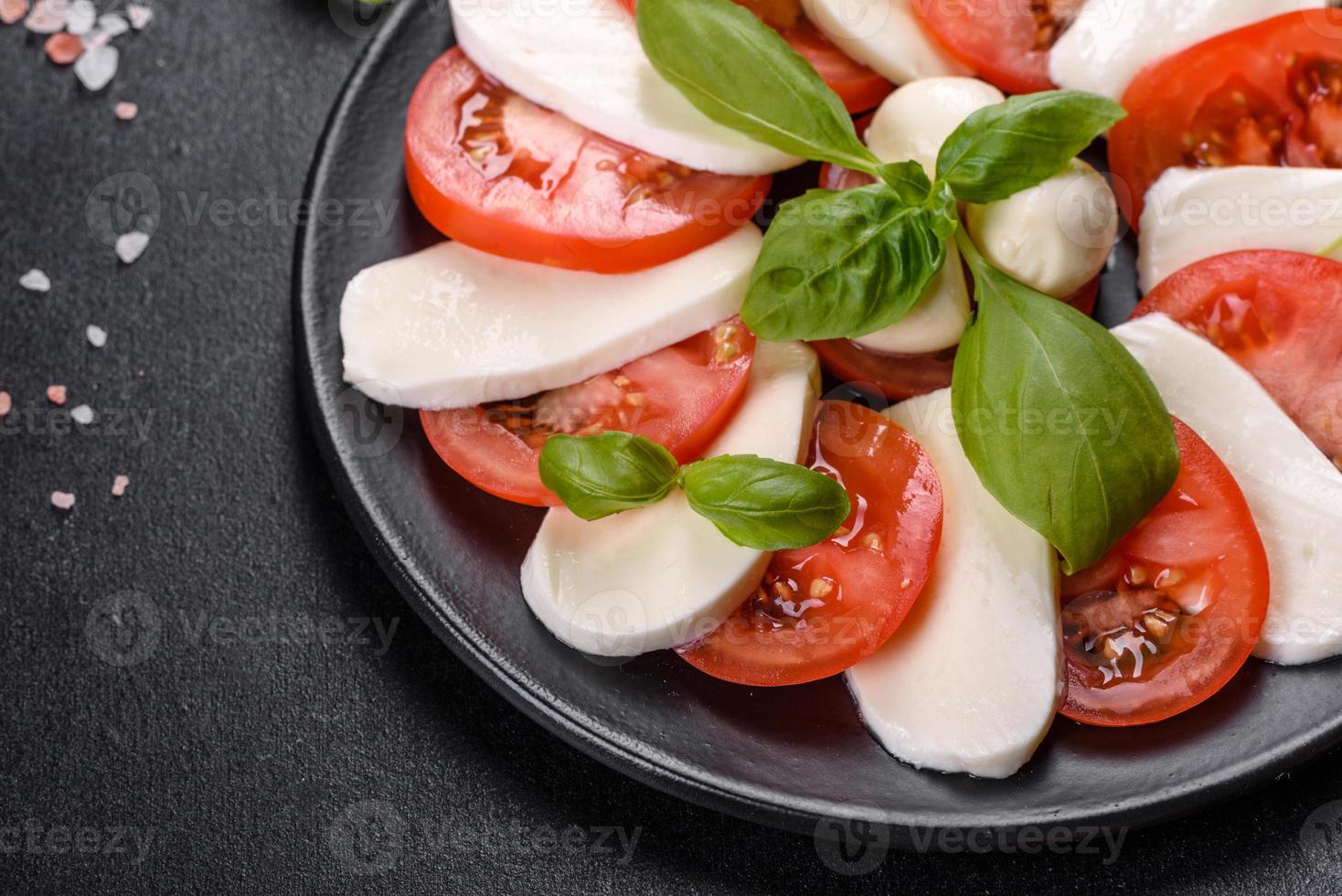 salade caprese italienne avec tomates tranchées, fromage mozzarella photo