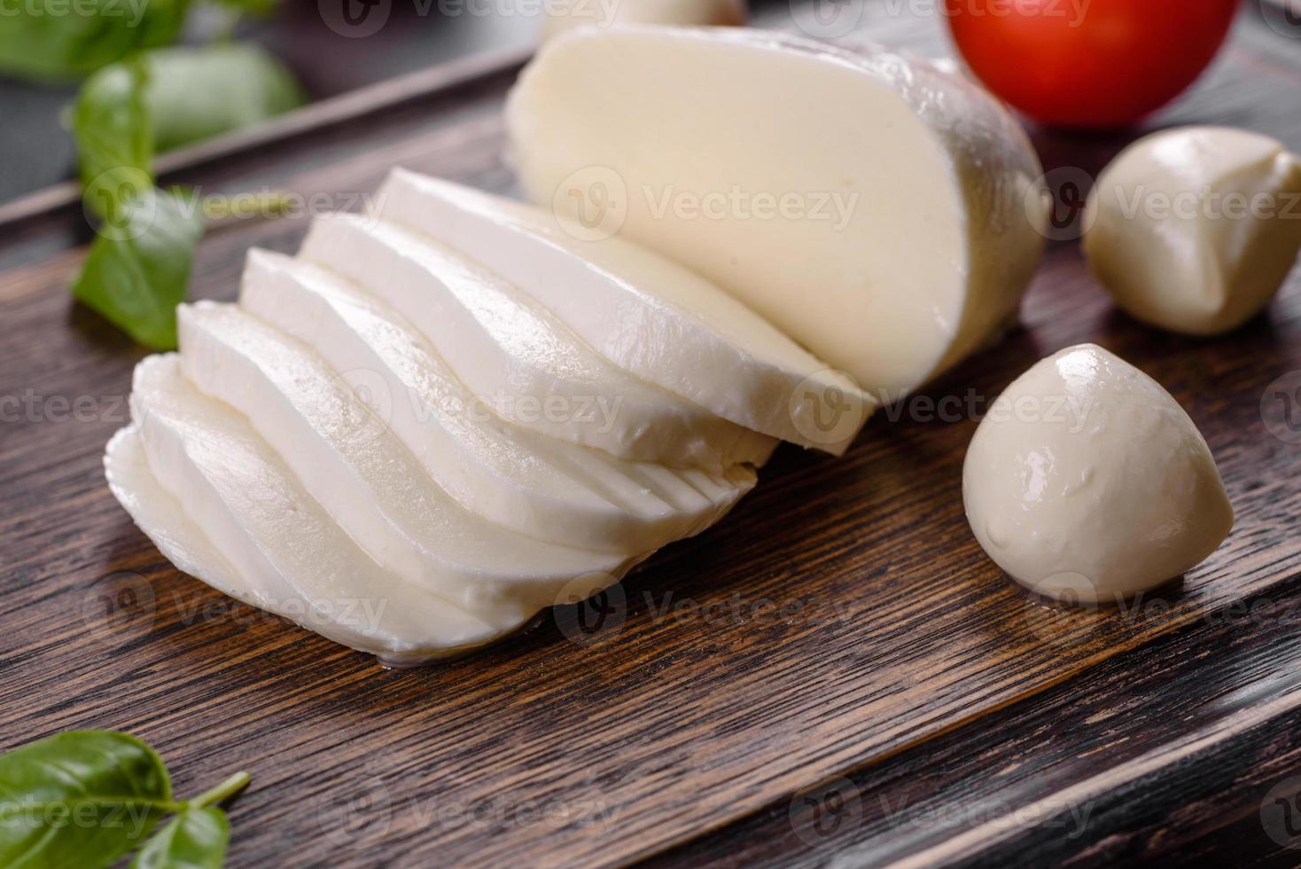 savoureux fromage mozzarella frais pour faire une salade caprese photo