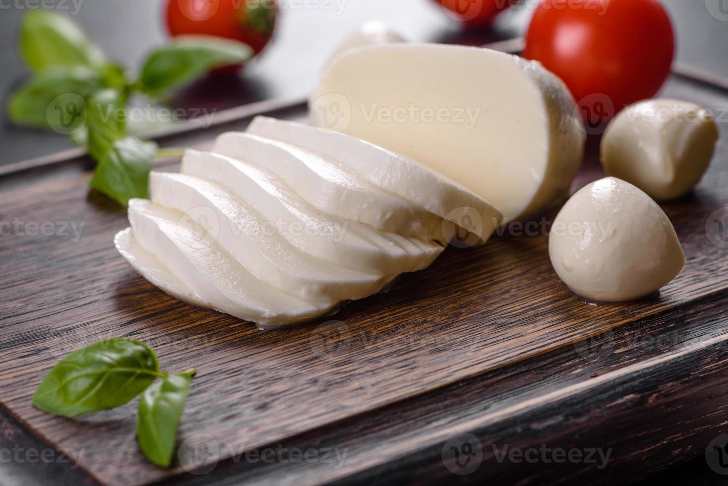 savoureux fromage mozzarella frais pour faire une salade caprese photo