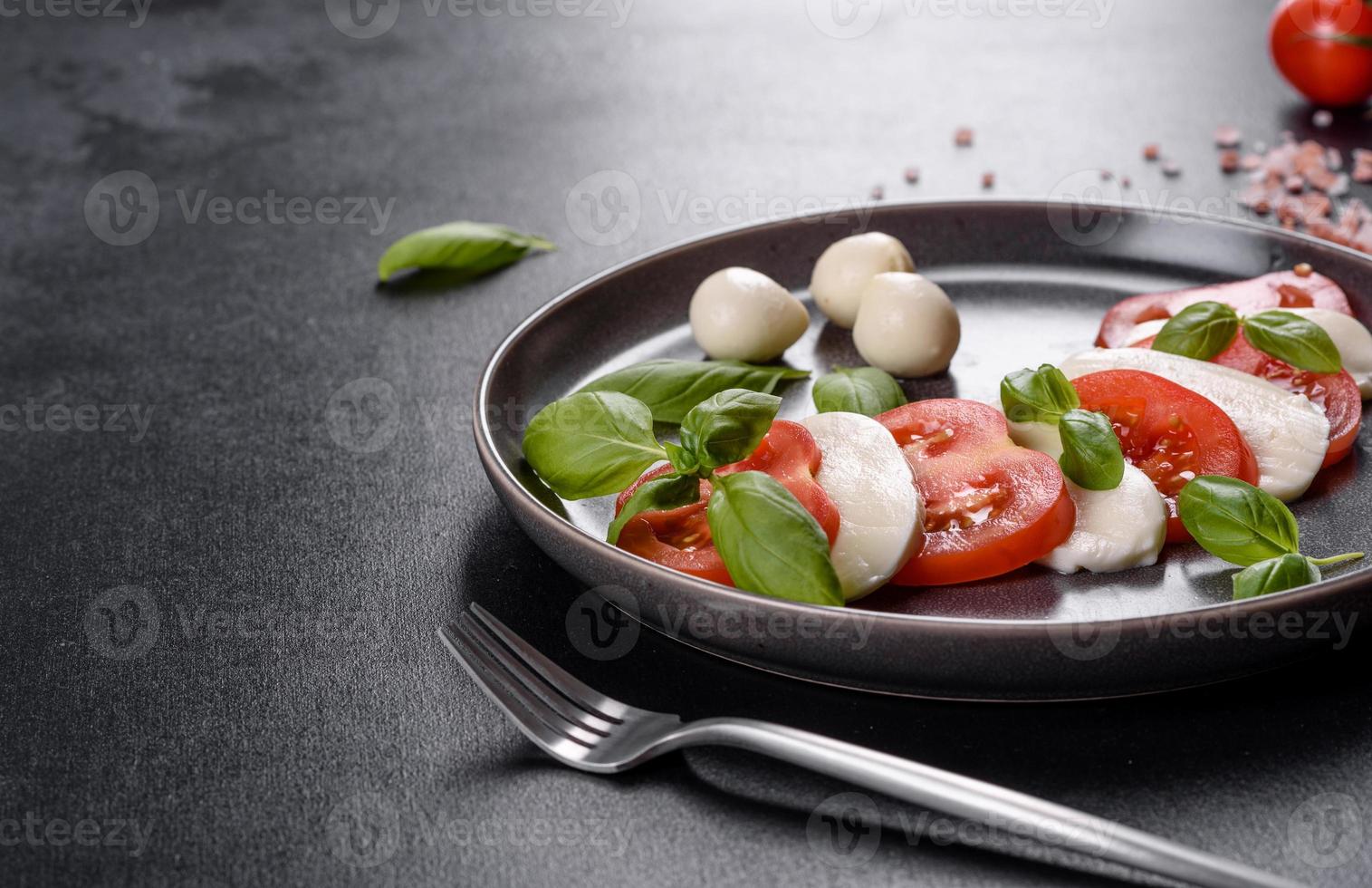 salade caprese italienne avec tomates tranchées, fromage mozzarella photo