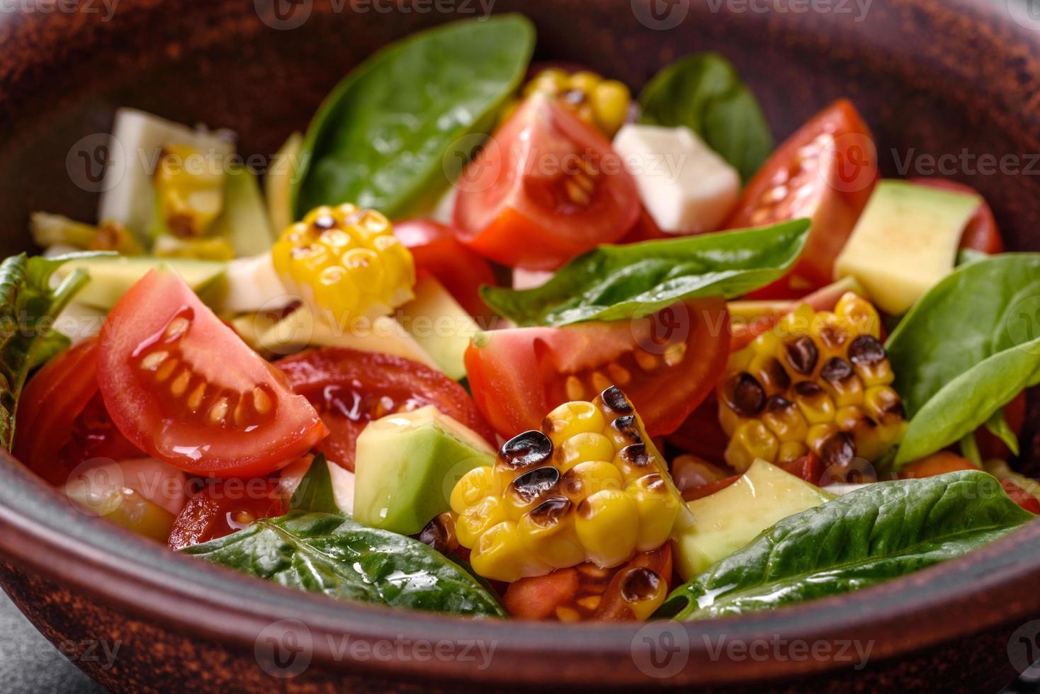 délicieuse salade fraîche avec tomates, avocat, fromage et maïs grillé photo